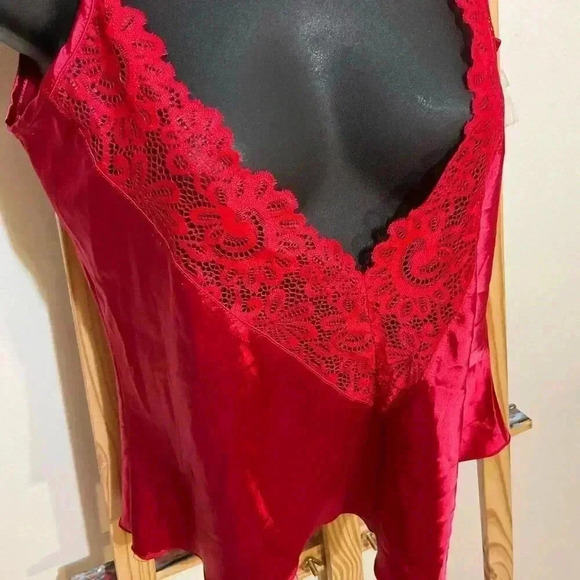 Red slip top lace accents size large - Picture 4 of 4